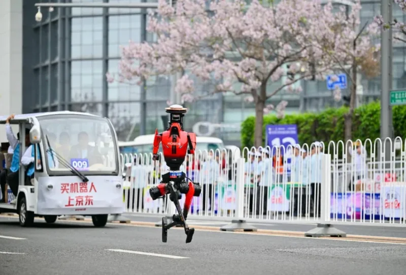 Robot humanoide de Honor durante una prueba de velocidad