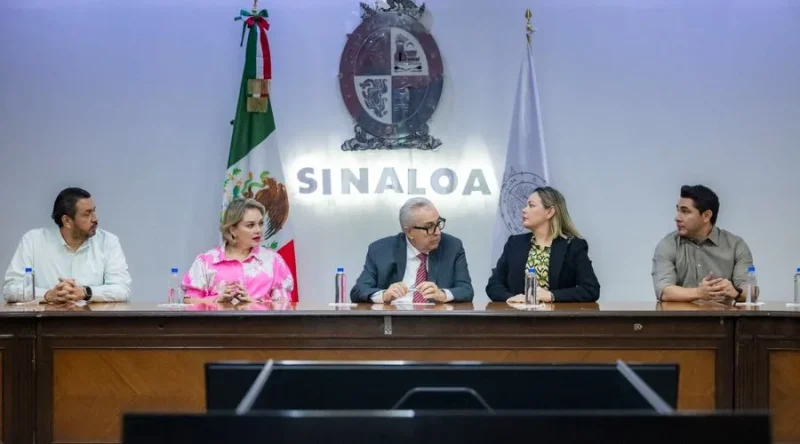 Rubén Rocha Moya durante un encuentro en Sinaloa