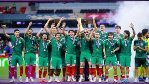 Jugadores de la selección mexicana Sub-20 celebran el título del Premundial en el Estadio Azteca