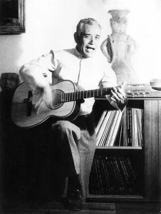 Rufino Tamayo durante una actividad artística