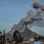 Columna de ceniza del volcán Sinabung en Indonesia