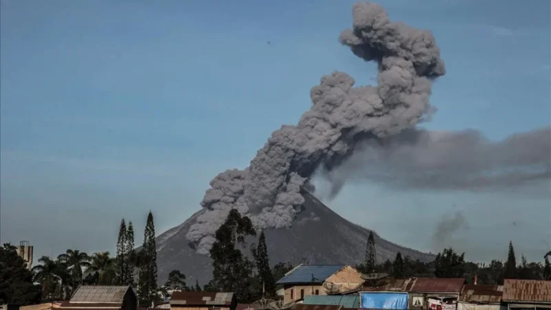 Columna de ceniza del volcán Sinabung en Indonesia