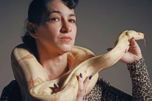 Artista Zoe Ziegfeld sostiene una serpiente durante audiciones en la Ópera Metropolitana