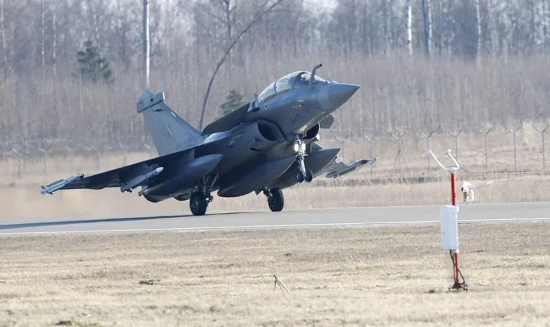 Caza de la OTAN durante una misión de vigilancia aérea en el Báltico