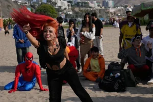 Participante de una competencia de aura-farming en Lima, Perú