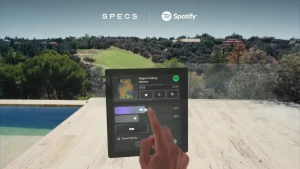 Persona utilizando las gafas de realidad aumentada SPECS