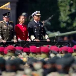 Claudia Sheinbaum encabeza el desfile militar en el Zócalo