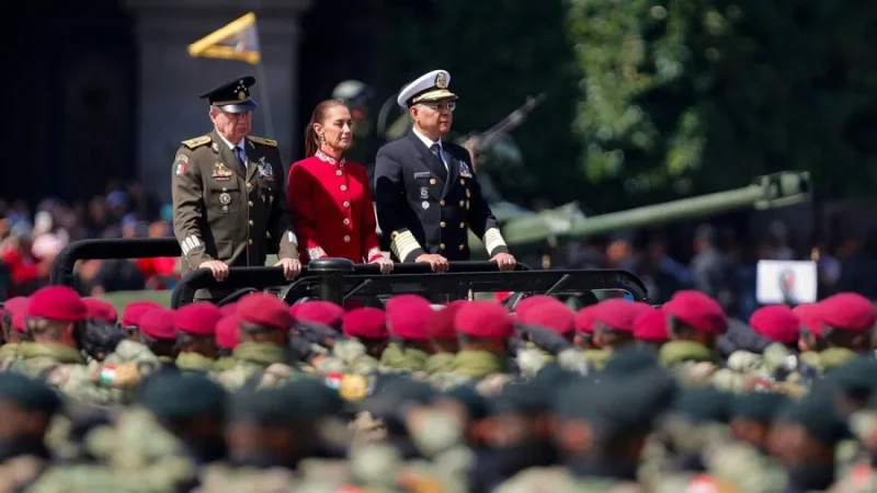 Claudia Sheinbaum encabeza el desfile militar en el Zócalo