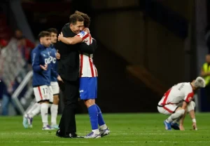 Diego Simeone conversa con Julián Álvarez