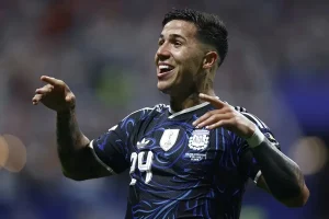 Enzo Fernández durante un partido con Argentina