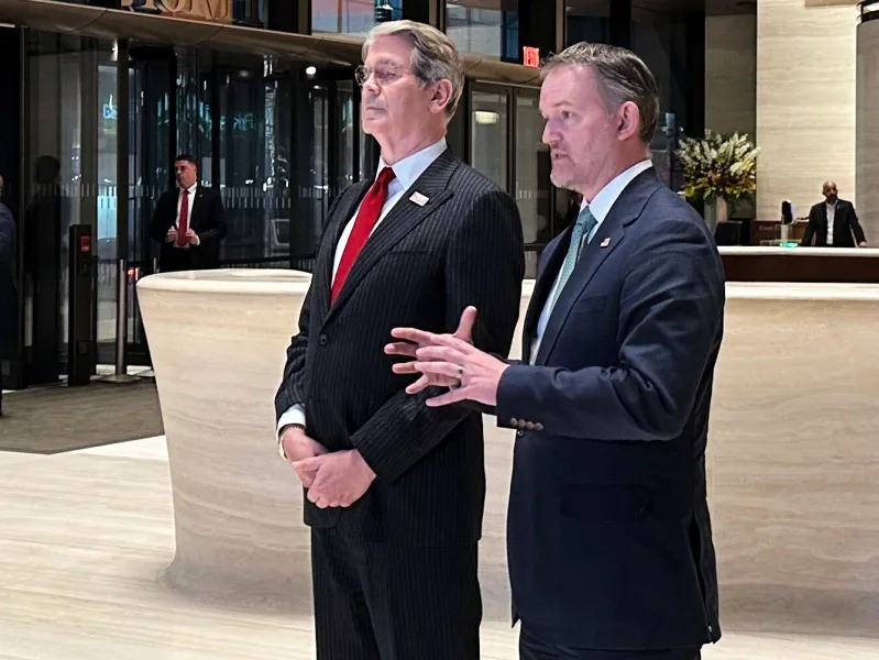 Scott Bessent y Jamieson Greer hablan con periodistas en Nueva York