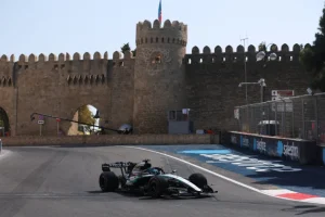 George Russell conduce el Mercedes en las prácticas del Gran Premio de Azerbaiyán