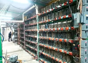 Equipos asegurados en una granja clandestina de criptomonedas en Tlaola, Puebla
