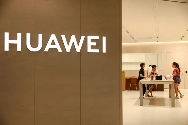 Logotipo de Huawei en una tienda de la empresa