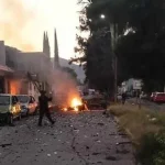 Vehículo dañado tras una explosión investigada por autoridades