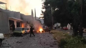 Vehículo dañado tras una explosión investigada por autoridades