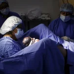 Un recién nacido recibe atención en instalaciones del IMSS