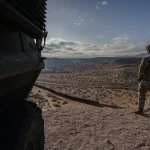 Militar de Estados Unidos frente al muro fronterizo en Nuevo México