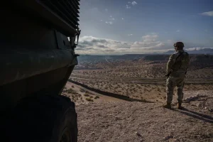 Militar de Estados Unidos frente al muro fronterizo en Nuevo México