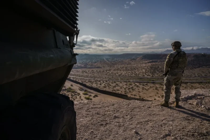 Militar de Estados Unidos frente al muro fronterizo en Nuevo México