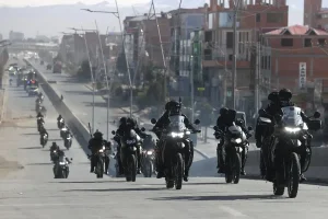 Policías y militares de Bolivia durante labores de despeje de vías