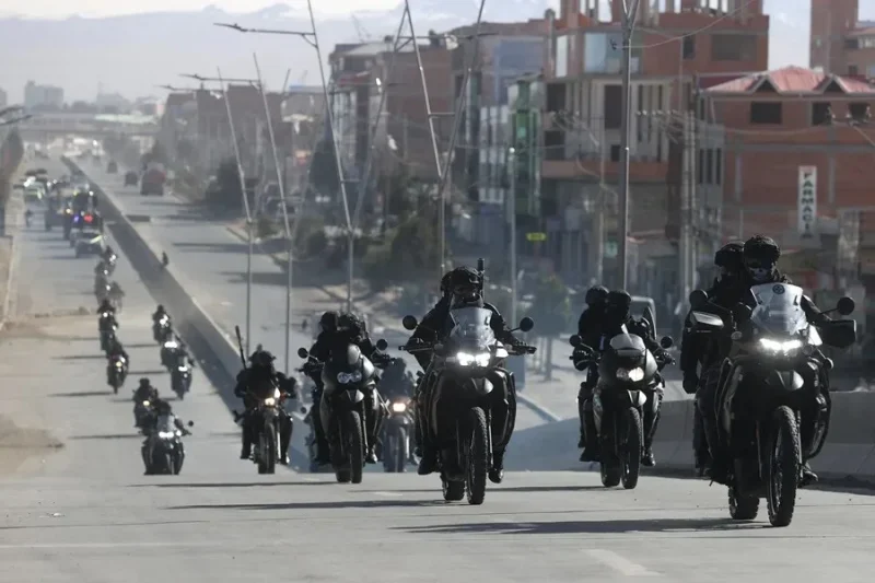 Policías y militares de Bolivia durante labores de despeje de vías