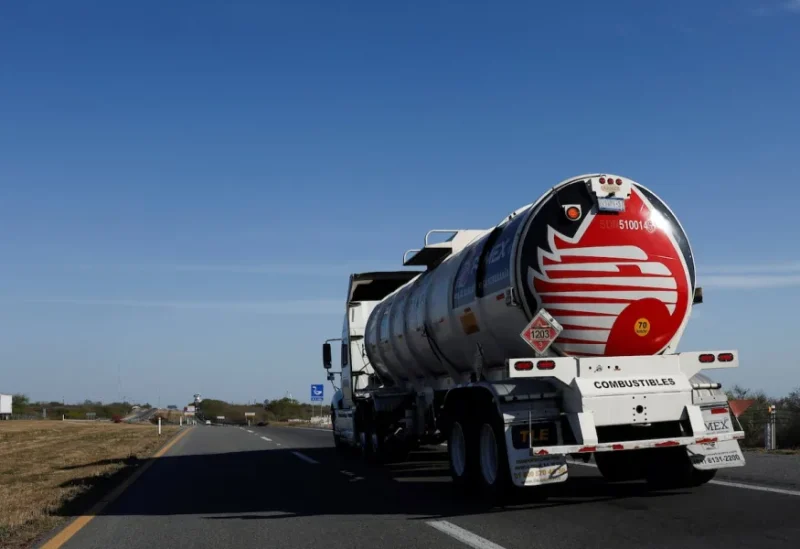 Pipa de Pemex en la carretera Monterrey-Cadereyta