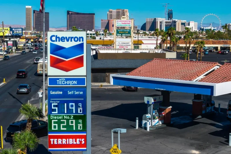 Precios de gasolina ante el alza del petróleo por el conflicto entre Estados Unidos e Irán