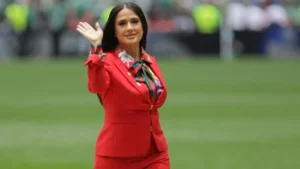 Salma Hayek celebra sus 60 años con una sesión fotográfica en el mar