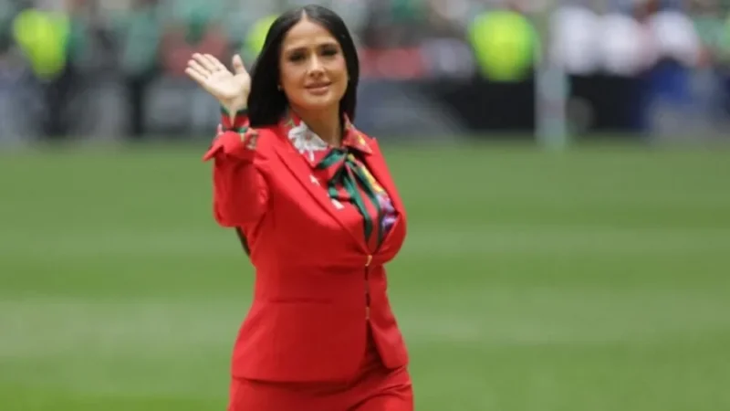 Salma Hayek celebra sus 60 años con una sesión fotográfica en el mar
