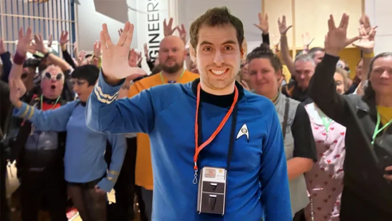 Fanáticos de Star Trek realizan el saludo vulcano en Londres