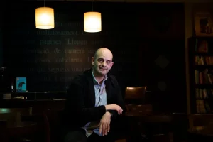 El escritor mallorquín Sebastià Alzamora en una librería