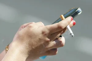 Persona fumando ante advertencia de la OMS sobre efectos del tabaco en la fertilidad