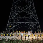 Trabajadores de CFE durante la reparación de una torre eléctrica