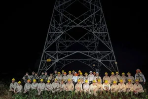 Trabajadores de CFE durante la reparación de una torre eléctrica