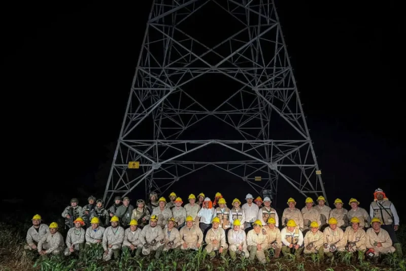 Trabajadores de CFE durante la reparación de una torre eléctrica