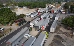 Vehículos detenidos durante un bloqueo carretero en Chiapas