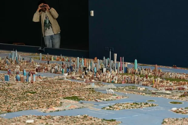 Visitante observa la maqueta monumental de Nueva York creada por Joe Macken