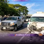 Colectivo y camioneta involucrados en un choque en Tuxtla Gutiérrez