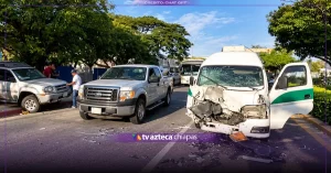 Colectivo y camioneta involucrados en un choque en Tuxtla Gutiérrez