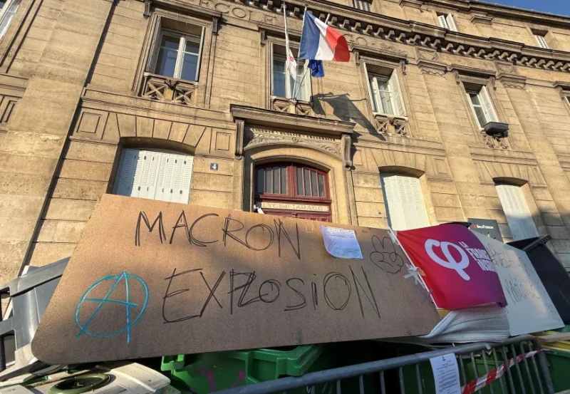 Estudiantes franceses bloquean un liceo durante las protestas por educación y costo de vida
