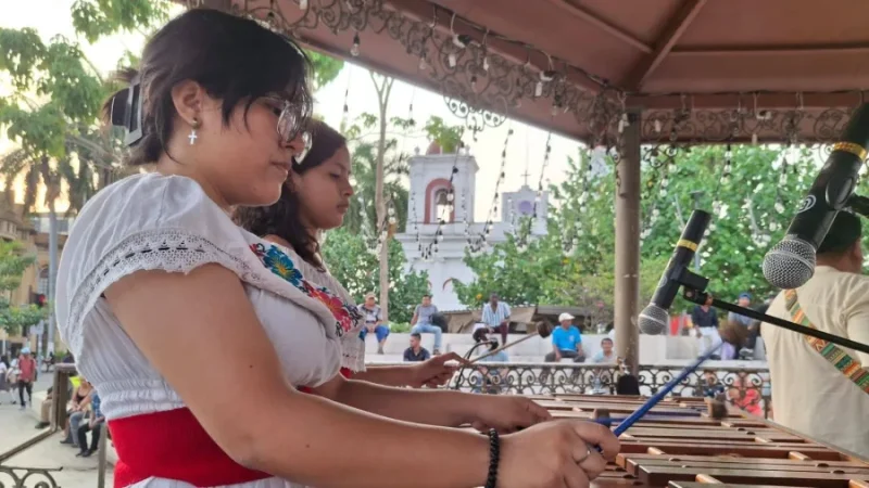 Marimbistas participan en el festival internacional celebrado en Chiapas
