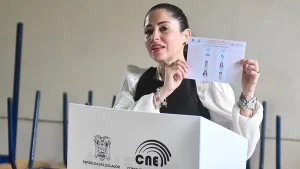 Luisa González durante la segunda vuelta electoral en Ecuador