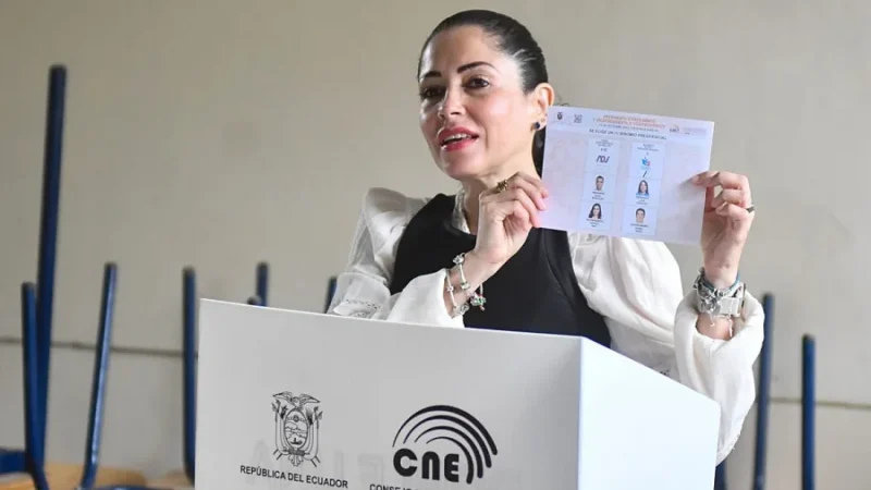 Luisa González durante la segunda vuelta electoral en Ecuador