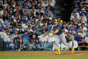 Garrett Mitchell conecta un jonrón en el cuarto juego de la Serie de Campeonato de la Liga Nacional