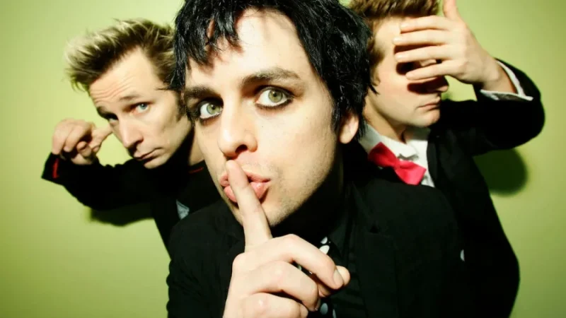 Billie Joe Armstrong y los integrantes de Green Day en una fotografía promocional