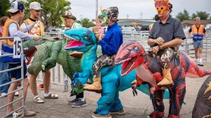 Habitantes de Vernal vestidos de dinosaurios para lograr un récord mundial