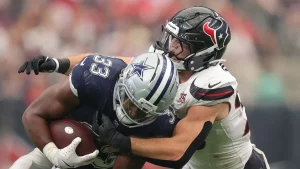 Javonte Williams de Dallas corre ante la defensa de Houston