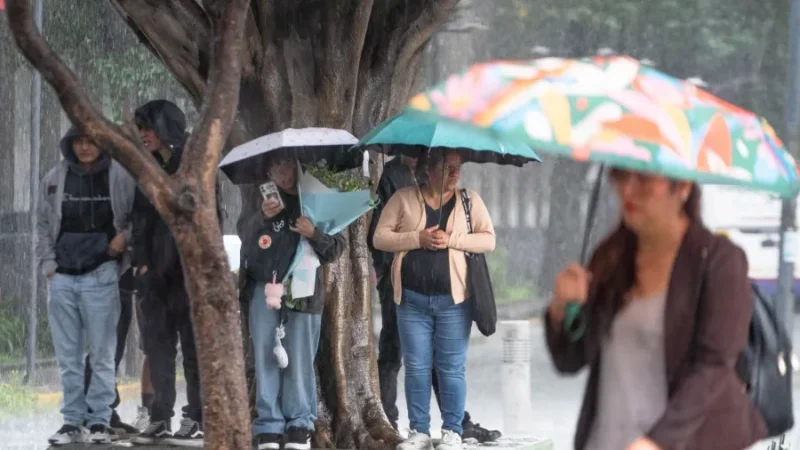 Personas bajo la lluvia, imagen ilustrativa de archivo