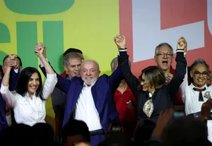 Luiz Inácio Lula da Silva celebra con simpatizantes durante la elección presidencial de 2026
